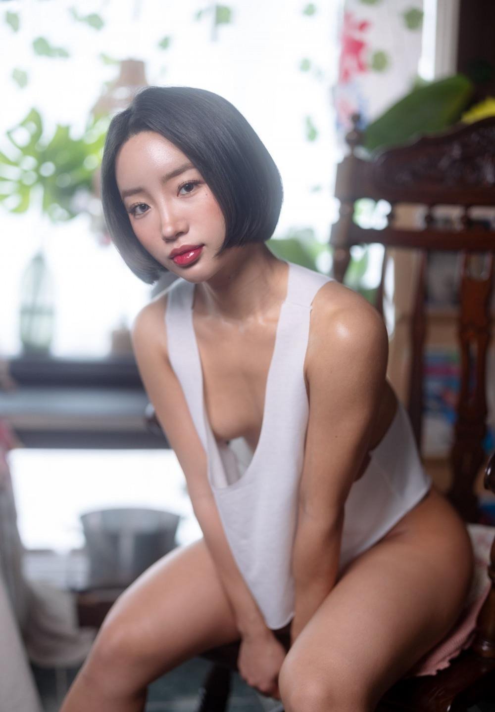 У����